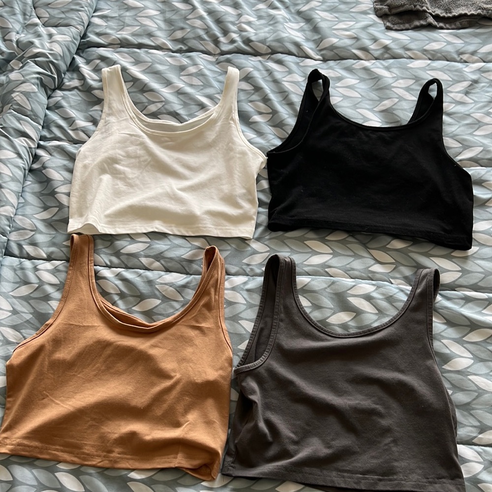 Set of 4 cropped tank tops